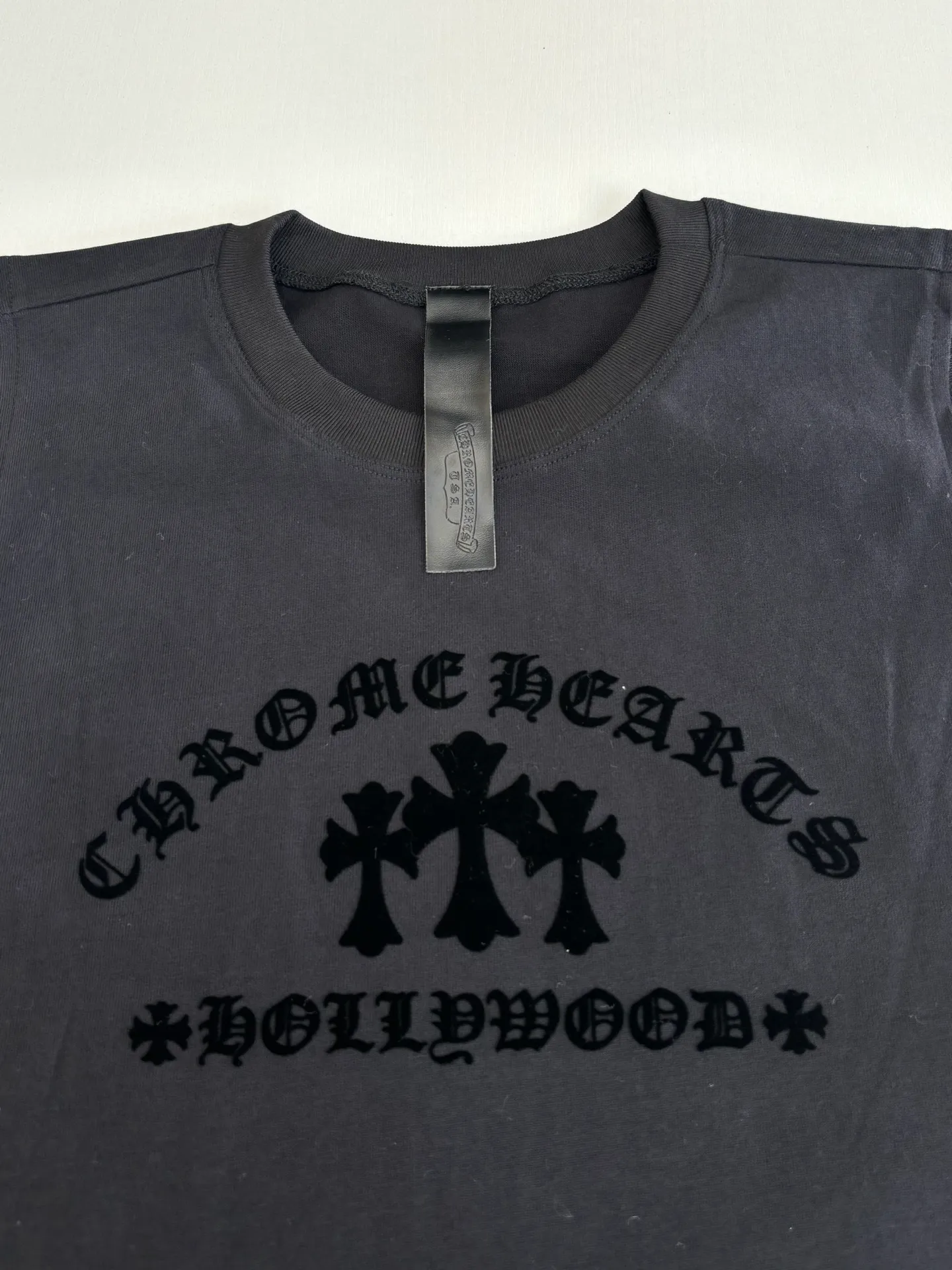 P220 Chrome Heart*/Chrome Heart CH black flocked three-cross vest (women's style). Custom-woven and dyed 40 yarn surface pattern with scratchy fabric. The ready-made garments are made of YB consistent electrostatic flocking technology. It is not an ordinary lettering mold technology. The colors are different at different angles. Brand new collar label (not the previous leather label) and washed label.  Size：S/M/L